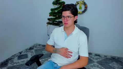 Snapshot of patrik027 chatting on December 5, 12:44 pm .... online show from December 5, 12:44 pm