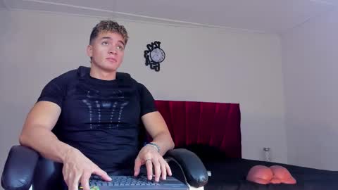 Snapshot of paul_george212 chatting on September 23, 2:09 pm Paull George online show from September 23, 2:09 pm