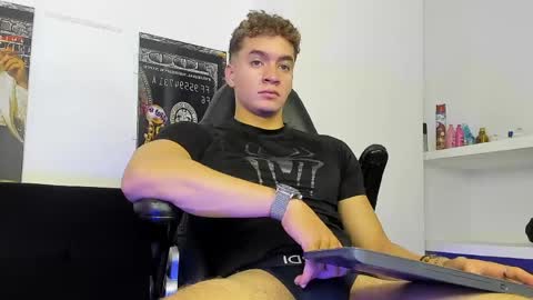 Snapshot of paul_george212 chatting on May 16, 1:21 pm Paull George online show from May 16, 1:21 pm