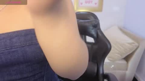 Snapshot of paulette_v chatting on February 5, 1:05 pm Live 800am 200pm COLOMBIAN HOUR online show from February 5, 1:05 pm