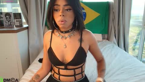 Snapshot of paulinne_clark chatting on March 6, 7:43 pm paulinne_clark online show from March 6, 7:43 pm