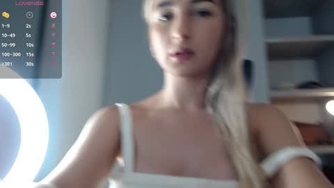 Snapshot of paulirose chatting on January 4, 3:29 am paulirose online show from January 4, 3:29 am