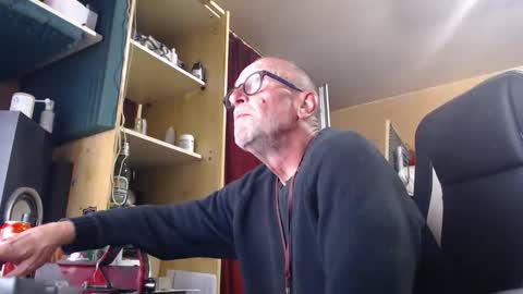 pc8474408 online show from May 5, 7:00 pm