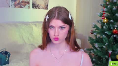 Snapshot of peach_mila chatting on December 18, 6:03 pm your love online show from December 18, 6:03 pm