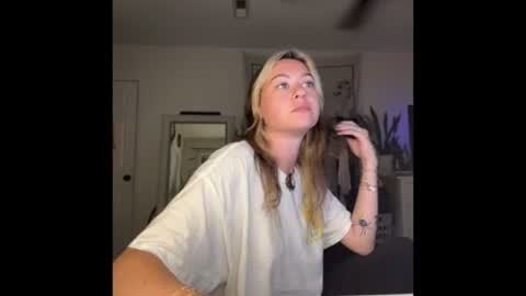 peachesncreampiezz online show from July 5, 1:34 am