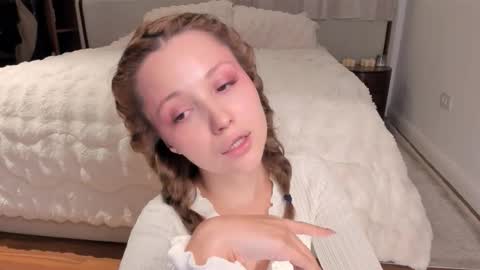 Lili online show from December 3, 6:54 am