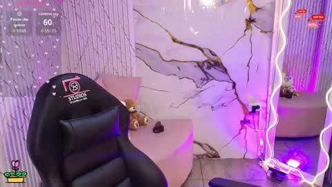 peachy_tay online show from May 3, 11:49 am