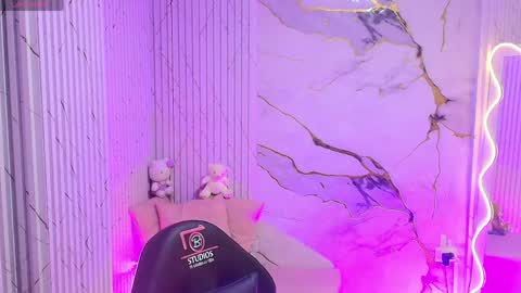 peachy_tay online show from May 4, 11:28 am