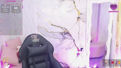 peachy_tay online show from May 8, 11:37 am
