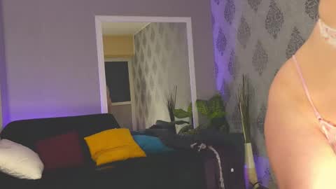 PeachyPixiee online show from May 9, 8:52 am