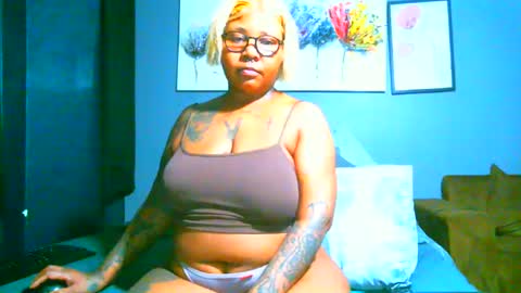 Snapshot of pearlblu38 chatting on January 25, 1:10 am Pearl online show from January 25, 1:10 am