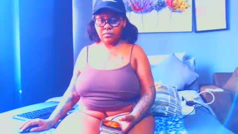 Snapshot of pearlblu38 chatting on January 27, 11:11 am Pearl online show from January 27, 11:11 am