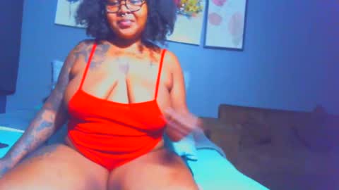 Snapshot of pearlblu38 chatting on February 9, 8:13 pm Pearl online show from February 9, 8:13 pm