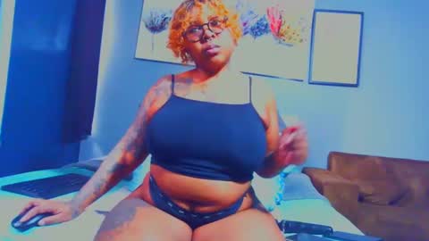 Snapshot of pearlblu38 chatting on February 10, 9:04 am Pearl online show from February 10, 9:04 am