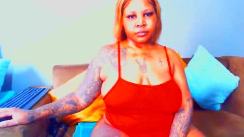 Snapshot of pearlblu38 chatting on February 14, 9:56 am Pearl online show from February 14, 9:56 am