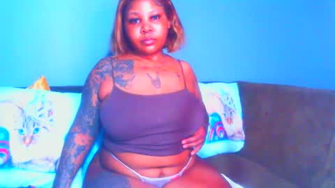 Snapshot of pearlblu38 chatting on February 19, 4:23 am Pearl online show from February 19, 4:23 am