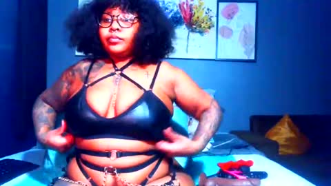 Snapshot of pearlblu38 chatting on February 24, 10:36 pm Pearl online show from February 24, 10:36 pm