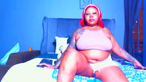 Snapshot of pearlblu38 chatting on April 29, 10:27 pm Pearl online show from April 29, 10:27 pm