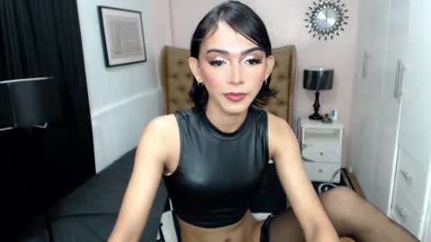 Snapshot of pearlmoore chatting on February 4, 1:23 am Pearl online show from February 4, 1:23 am