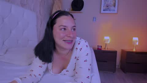 Snapshot of persefone_saira chatting on April 4, 11:29 am Marie online show from April 4, 11:29 am