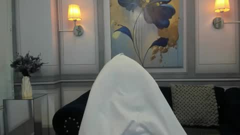 Mia online show from February 11, 10:09 am