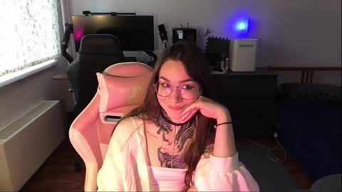 petal_dust_ online show from March 26, 2:44 pm