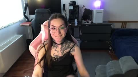 petal_dust_ online show from April 3, 1:09 pm