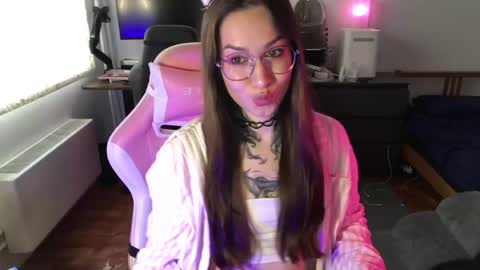 petal_dust_ online show from April 28, 1:27 pm