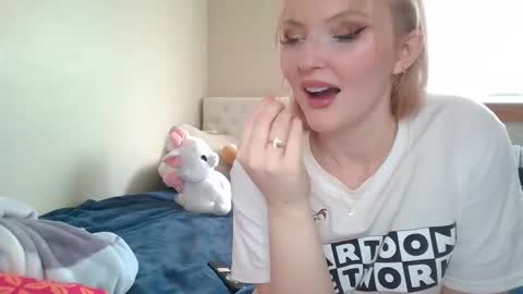Snapshot of petite_cupcake chatting on February 20, 4:36 pm Little cupcake online show from February 20, 4:36 pm