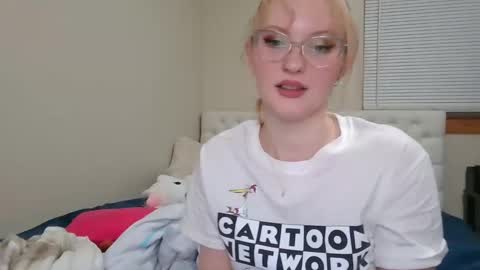 Snapshot of petite_cupcake chatting on February 21, 3:12 am Little cupcake online show from February 21, 3:12 am