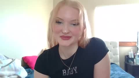 Snapshot of petite_cupcake chatting on February 21, 7:21 pm Little cupcake online show from February 21, 7:21 pm