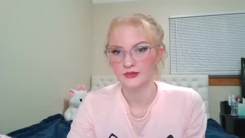Snapshot of petite_cupcake chatting on February 25, 11:55 pm Little cupcake online show from February 25, 11:55 pm