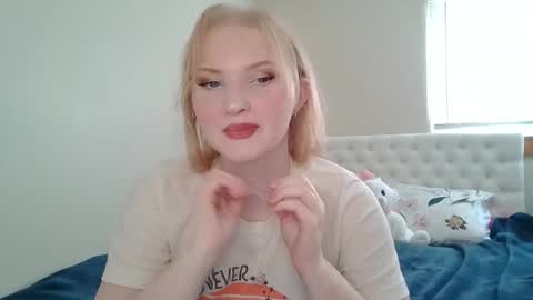Snapshot of petite_cupcake chatting on March 5, 7:49 pm Little cupcake online show from March 5, 7:49 pm