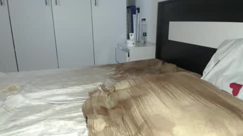 Snapshot of petite_danielle chatting on February 19, 8:21 am petite_danielle online show from February 19, 8:21 am