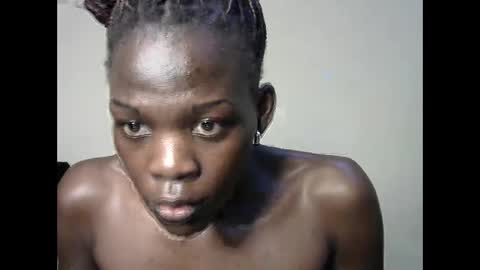 Snapshot of petite_lavi2 chatting on December 20, 9:54 am petite_lavi2 online show from December 20, 9:54 am