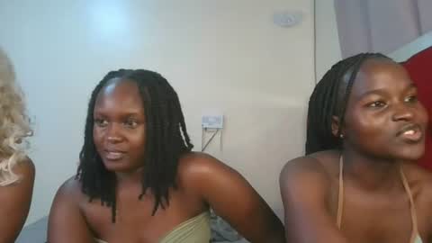 Snapshot of petite_luxe1 chatting on June 22, 11:18 am Luxe online show from June 22, 11:18 am