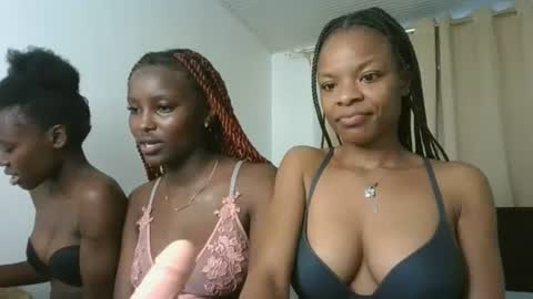 Snapshot of petite_luxe1 chatting on July 16, 3:07 pm Luxe online show from July 16, 3:07 pm