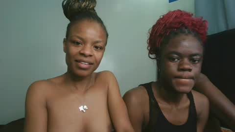 Snapshot of petite_luxe1 chatting on July 29, 2:32 am Luxe online show from July 29, 2:32 am