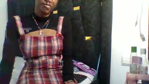 Snapshot of petite_princes chatting on December 9, 6:25 pm petite_princes online show from December 9, 6:25 pm