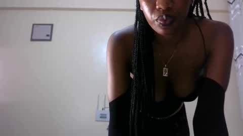 Snapshot of petite_princes chatting on March 6, 9:53 pm petite_princes online show from March 6, 9:53 pm