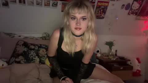 Snapshot of petitecrystals chatting on October 15, 1:50 am Crystal online show from October 15, 1:50 am