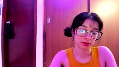 Snapshot of petitee_lunna chatting on December 17, 5:40 am Lunna online show from December 17, 5:40 am
