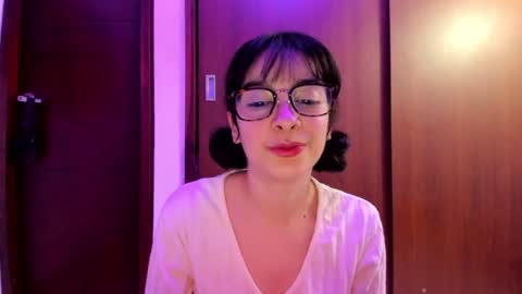 Snapshot of petitee_lunna chatting on December 18, 3:26 am Lunna online show from December 18, 3:26 am