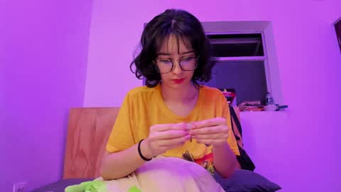 Snapshot of petitee_lunna chatting on December 19, 1:28 am Lunna online show from December 19, 1:28 am