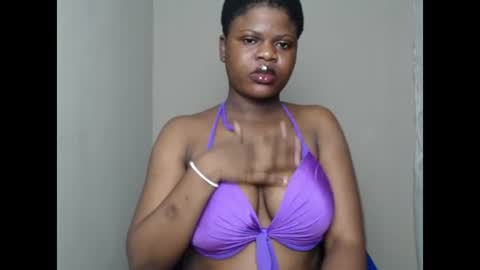 Snapshot of petitexebony1 chatting on July 19, 7:50 pm Call Me KiKi online show from July 19, 7:50 pm