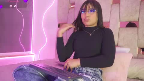 Snapshot of petitte_mussa chatting on March 28, 4:01 am Mussa online show from March 28, 4:01 am