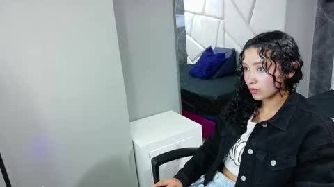 Snapshot of pettymoon chatting on October 19, 11:33 am Moon online show from October 19, 11:33 am