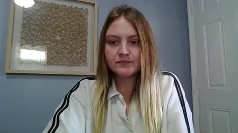 Snapshot of phatassblond chatting on December 1, 6:41 pm PhatAssBlond online show from December 1, 6:41 pm