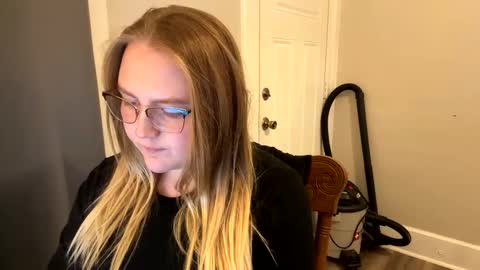 Snapshot of phatassblond chatting on January 21, 1:39 am PhatAssBlond online show from January 21, 1:39 am
