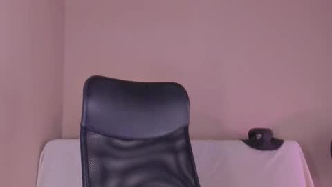 Snapshot of phoenixx_x chatting on March 26, 9:42 pm phoenixx_x online show from March 26, 9:42 pm